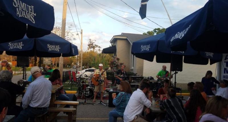 Live music at outdoor seating